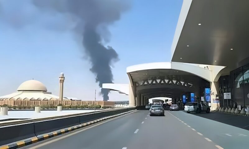 رويترز: تصاعد دخان من طائرة متوقفة في مطار الرياض
