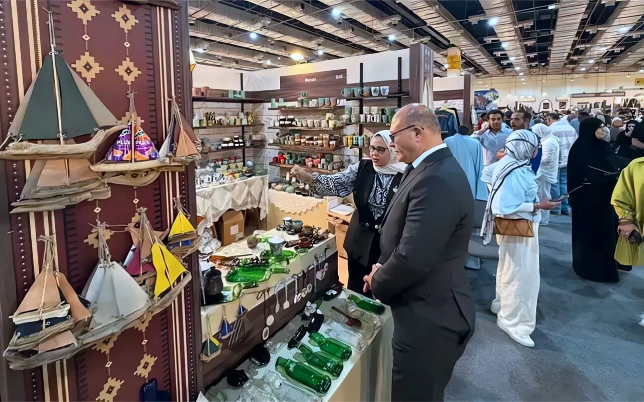 رئيس جامعة سوهاج يصطحب طلابه بجولة للتعرف على الحرف التراثية في معرض “تراثنا”