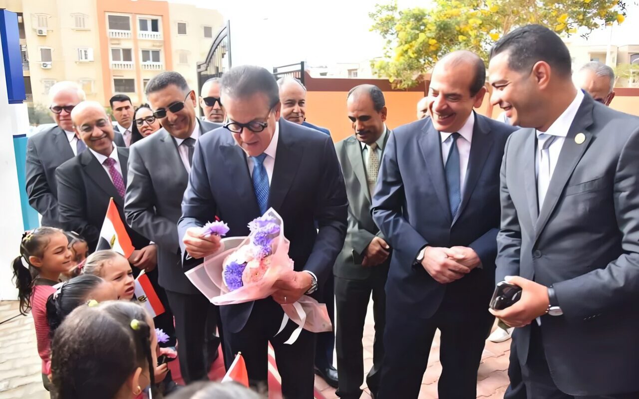 وزير الصحة ومحافظ القليوبية يطلقان الحملة القومية للتطعيم ضد الحصبة والحصبة الألمانية من مدرسة بالعبور