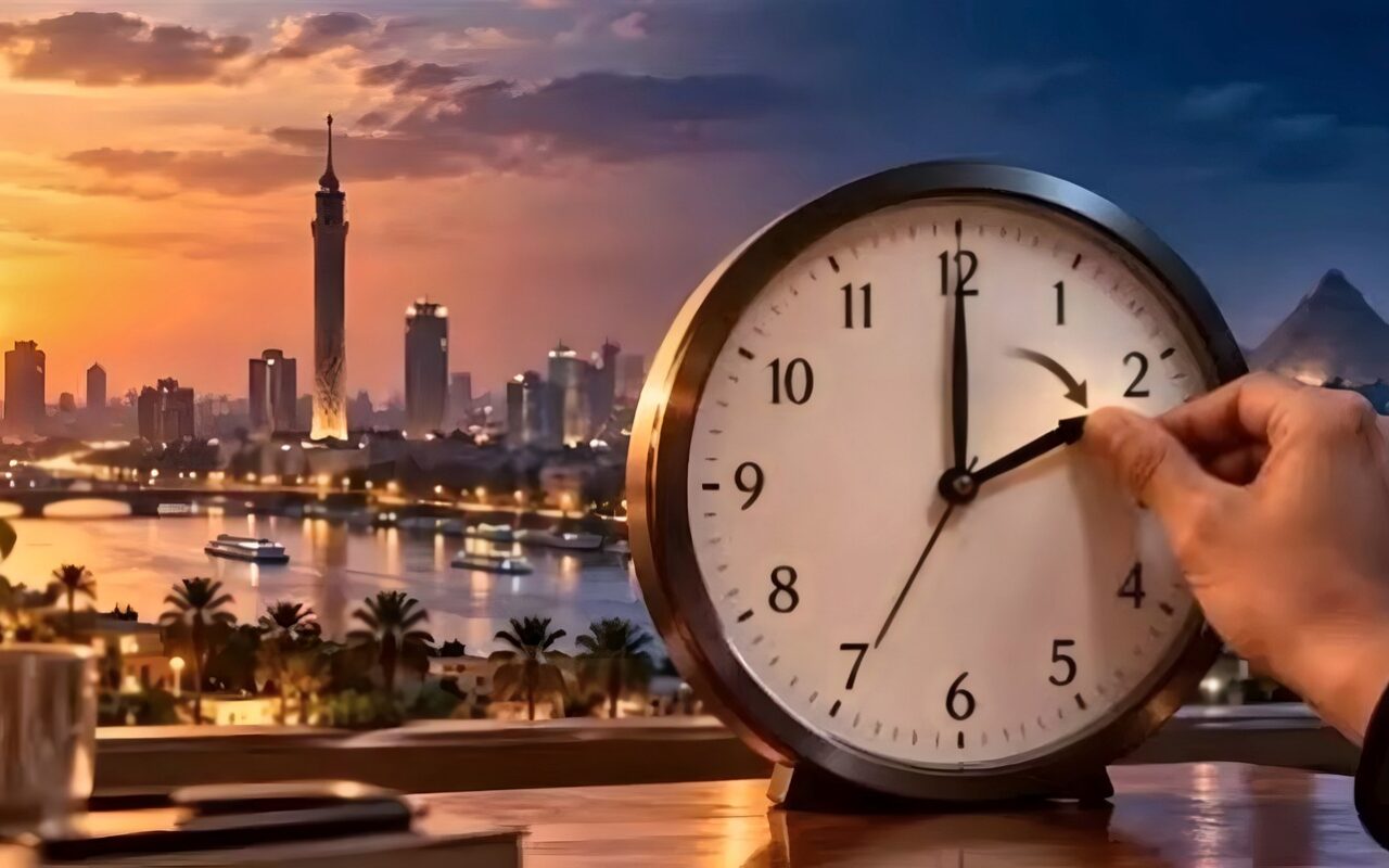 الساعة هتتأخر 60 دقيقة، غدا تطبيق التوقيت الشتوي في مصر 2026