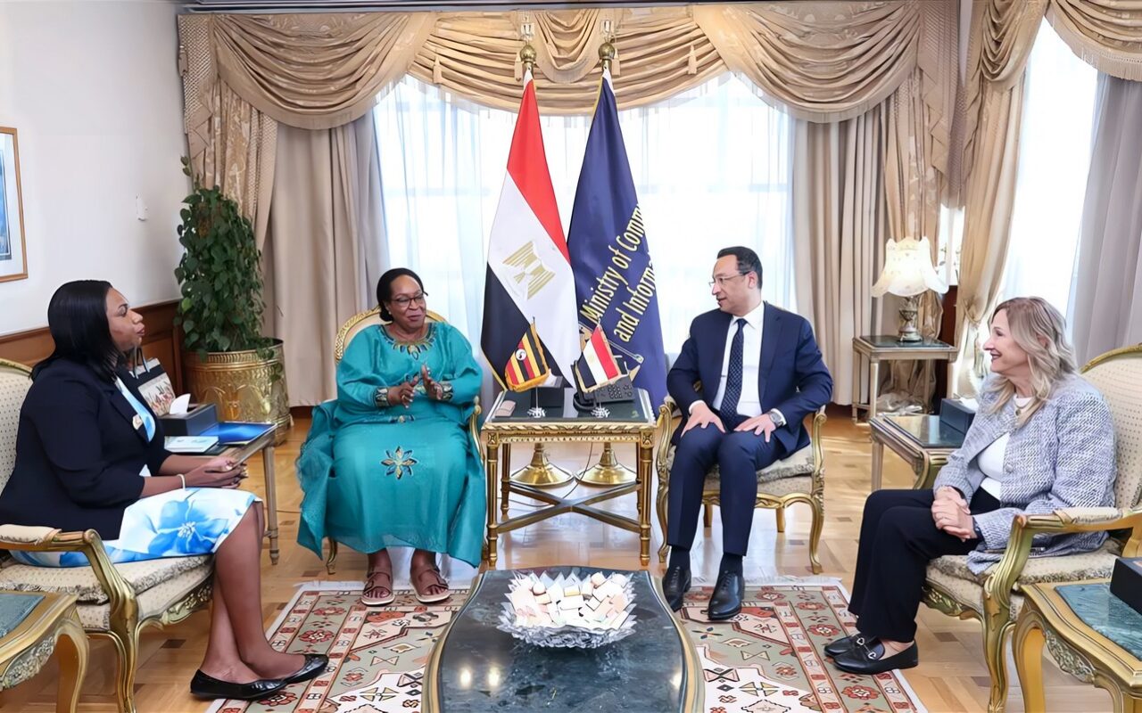 وزير الاتصالات يبحث مع نظيرته الأوغندية سبل تعزيز التعاون المشترك
