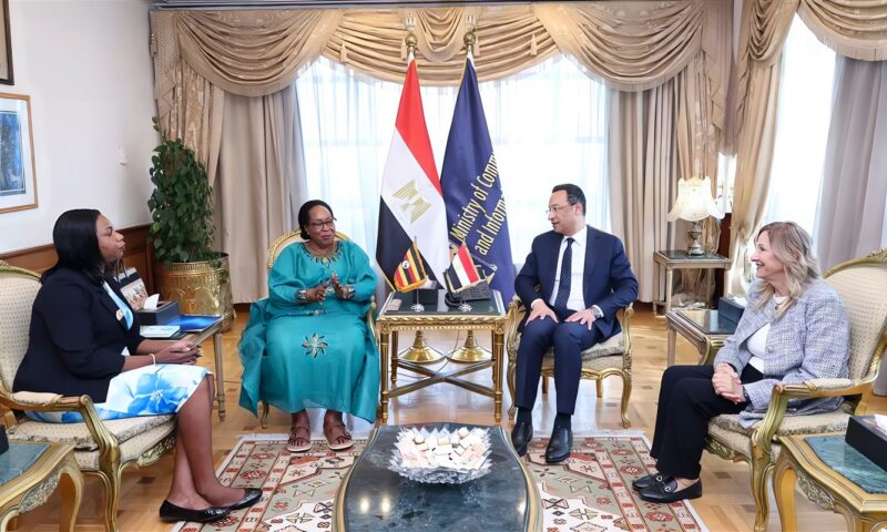 وزير الاتصالات يبحث مع نظيرته الأوغندية سبل تعزيز التعاون المشترك