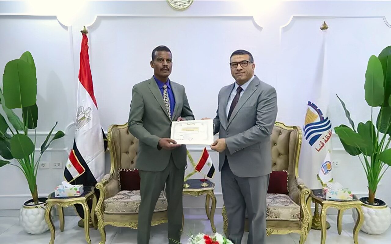 محافظ قنا يكرم مدير مديرية الزراعة تقديرًا لجهوده في إنجاح منظومة توزيع الأسمدة المدعمة للمزارعين