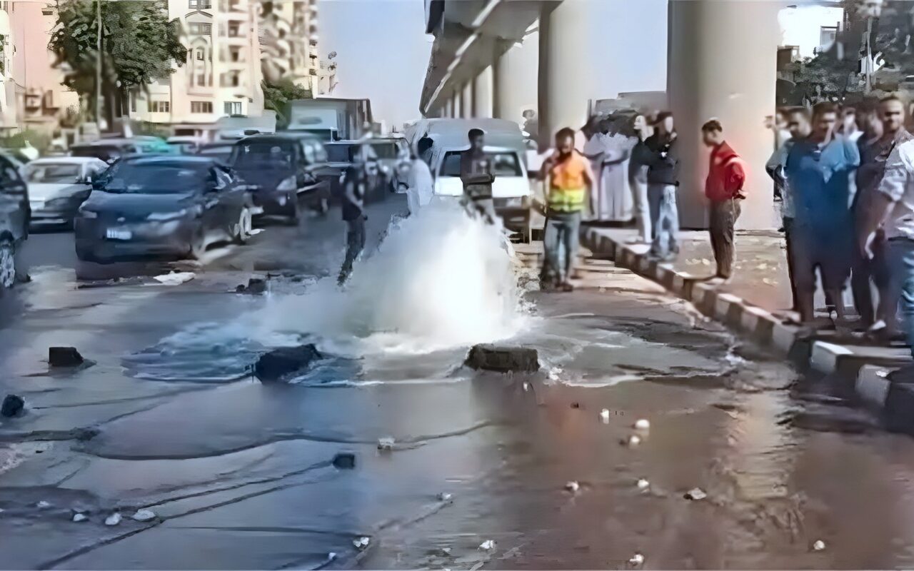 شركة مياه الشرب بالقاهرة تنجح في السيطرة على كسر بخط مياه عكرة بمدينة نصر