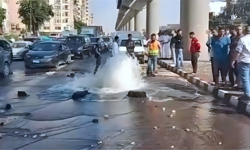 شركة مياه الشرب بالقاهرة تنجح في السيطرة على كسر بخط مياه عكرة بمدينة نصر