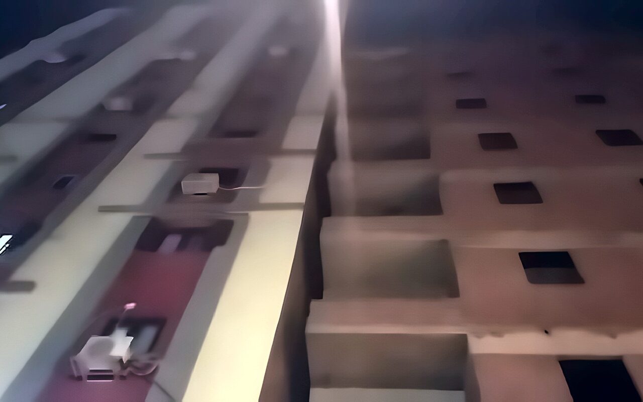 بعد إخلائه من السكان، إنزال متعلقات قاطني العقار المائل بمنطقة محرم بك بالإسكندرية