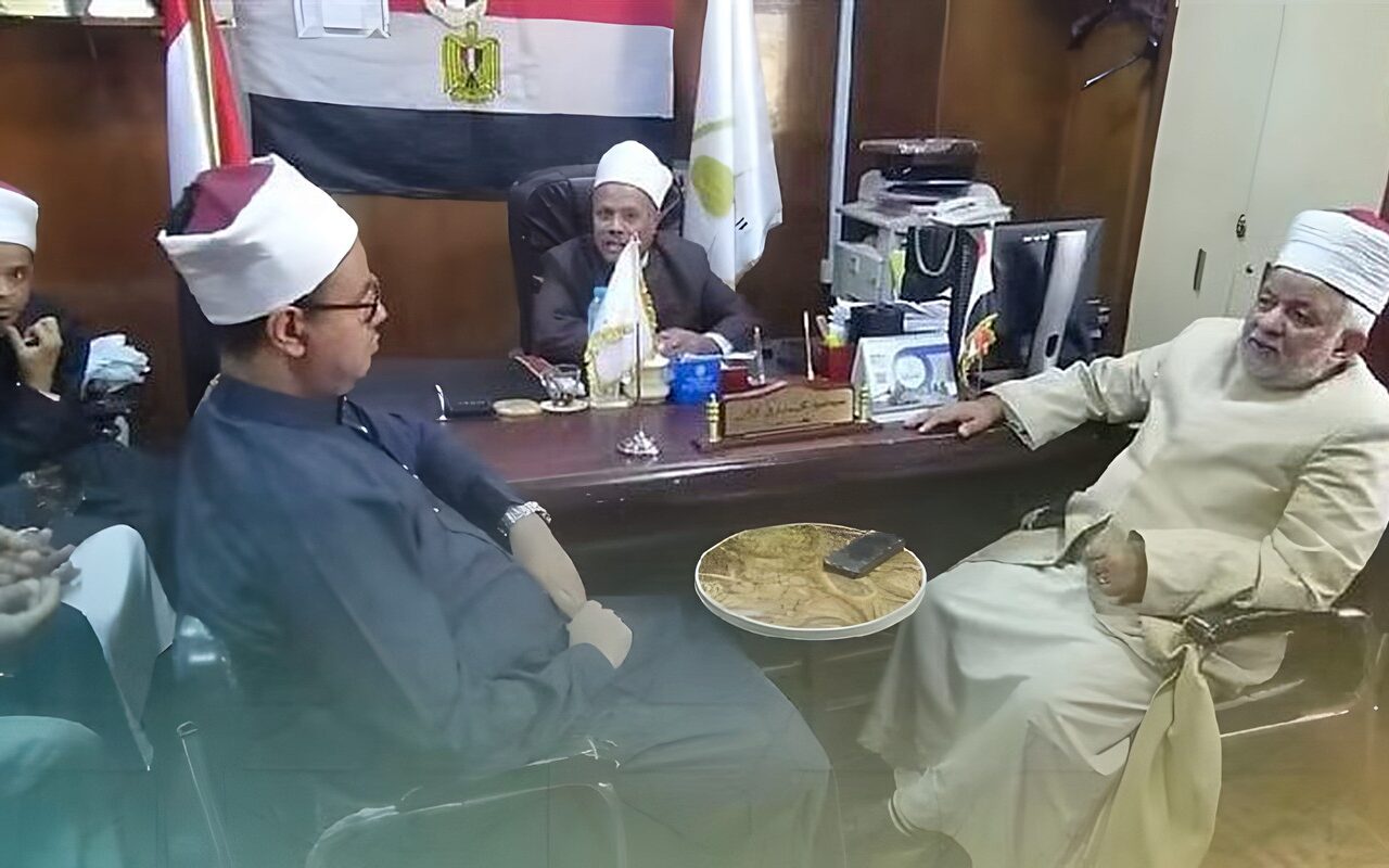 مدير أوقاف قنا يعقد اجتماعا مع لجنة المتابعة لتكثيف المرور الميداني على المساجد