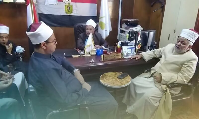 مدير أوقاف قنا يعقد اجتماعا مع لجنة المتابعة لتكثيف المرور الميداني على المساجد
