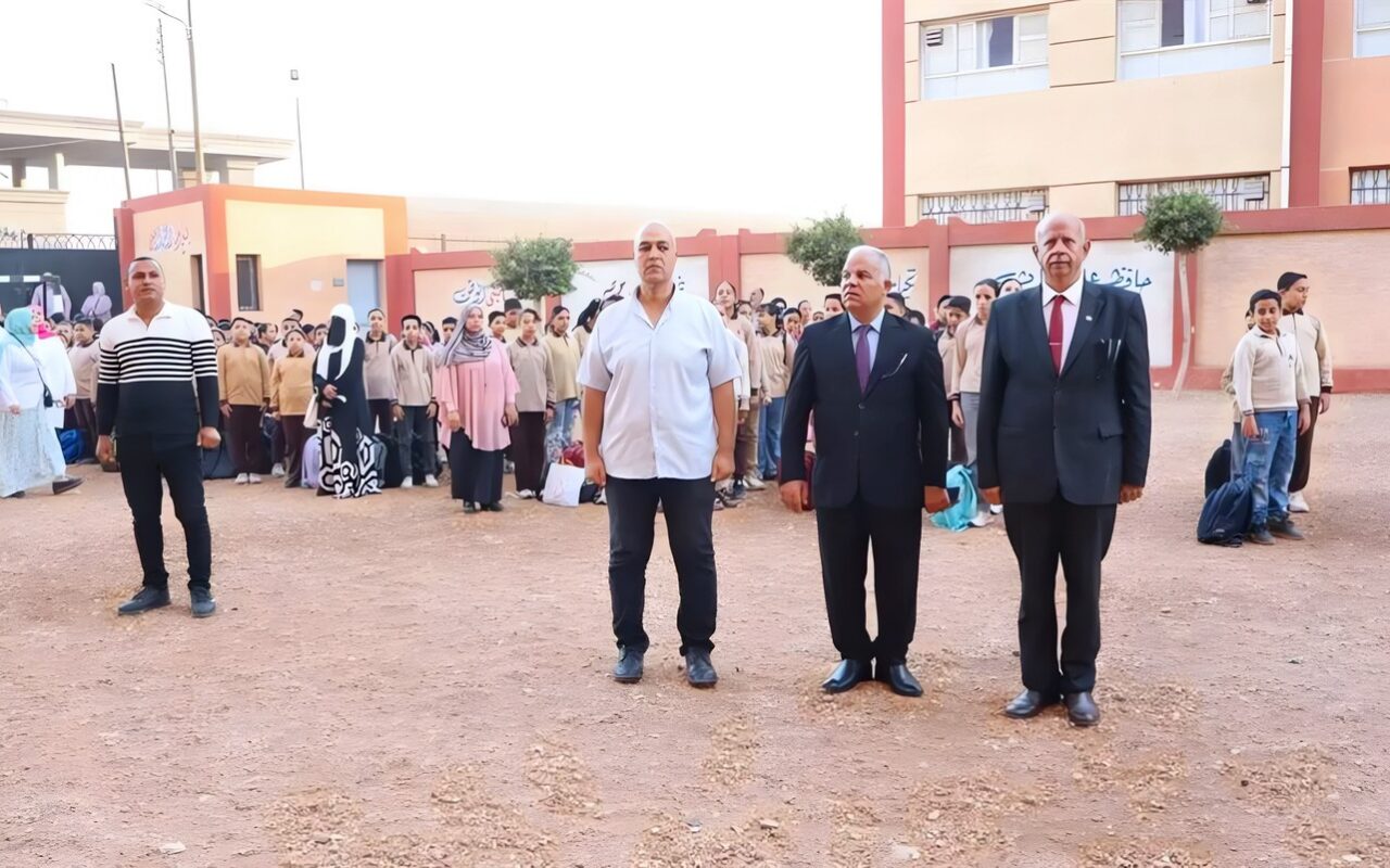 وكيل التعليم بالدقهلية يتابع انتظام الدراسة بمدرسة ميت غمر ويوجه بزيادة المساحات الخضراء