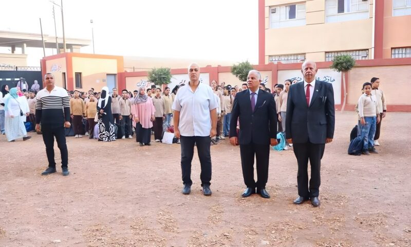 وكيل التعليم بالدقهلية يتابع انتظام الدراسة بمدرسة ميت غمر ويوجه بزيادة المساحات الخضراء