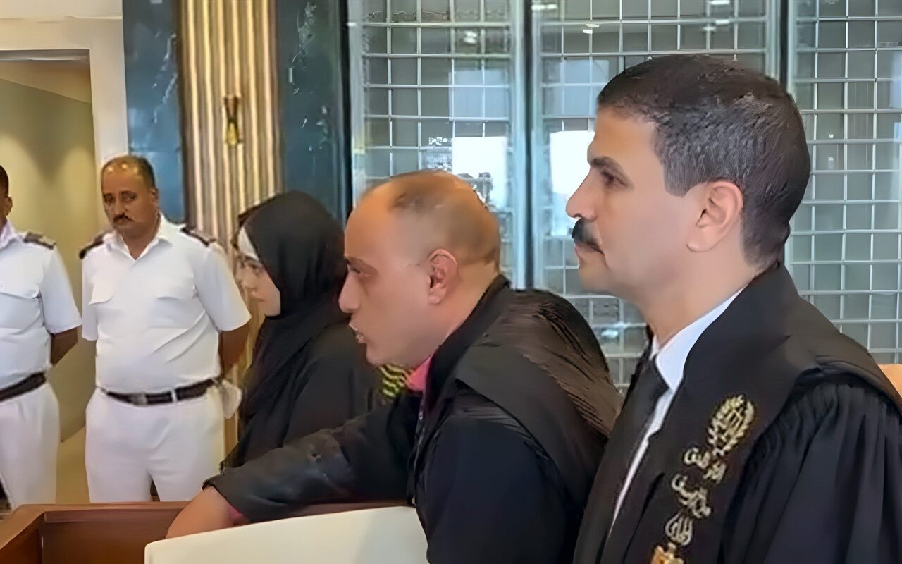 كواليس أولى جلسات محاكمة جدة بتهمة قتل أحفادها بالجيزة.. اتهام 3 سيدات بحقن الطفلين رحيم ورحمة بمادة سامة.. ودفاع الضحايا يقدم طلباته للمحكمة.. وتأجيل القضية لـ 2 نوفمبر