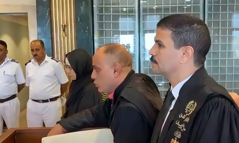 كواليس أولى جلسات محاكمة جدة بتهمة قتل أحفادها بالجيزة.. اتهام 3 سيدات بحقن الطفلين رحيم ورحمة بمادة سامة.. ودفاع الضحايا يقدم طلباته للمحكمة.. وتأجيل القضية لـ 2 نوفمبر