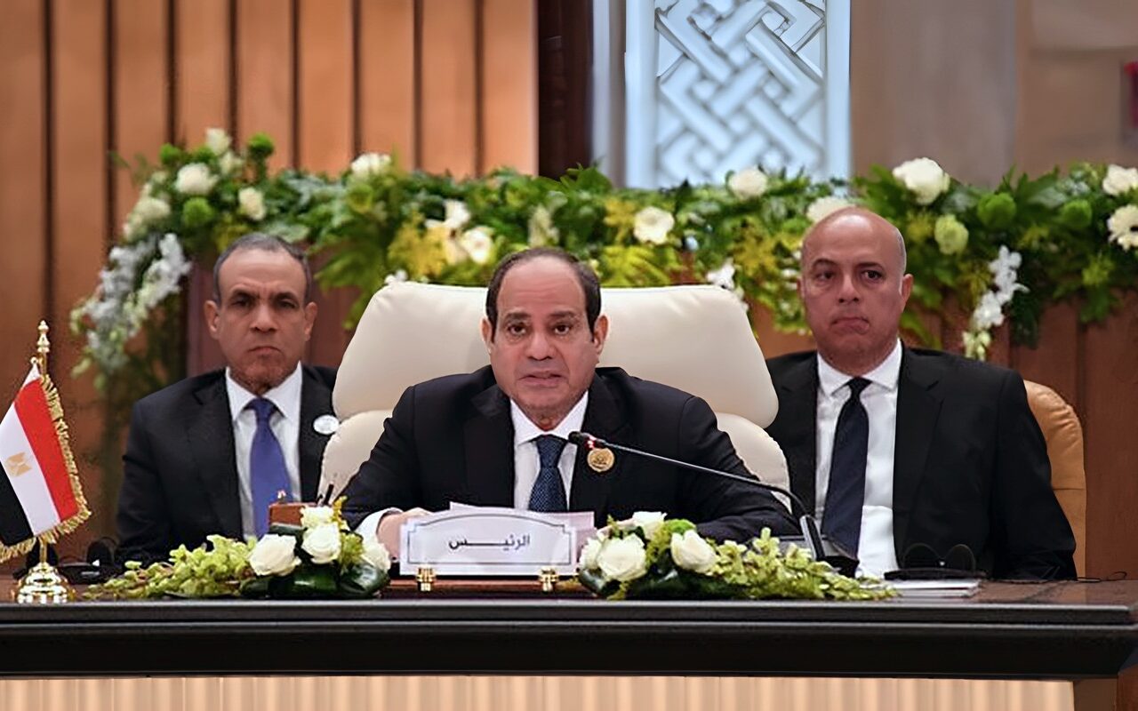 السيسي يقود جهود الحفاظ على مصالح مصر في ملفات الأمن والاستقرار والتنمية.. التمسك بسياسة الاتزان الاستراتيجى.. التغلب على التحديات العالمية وضبط النفس ورد الفعل