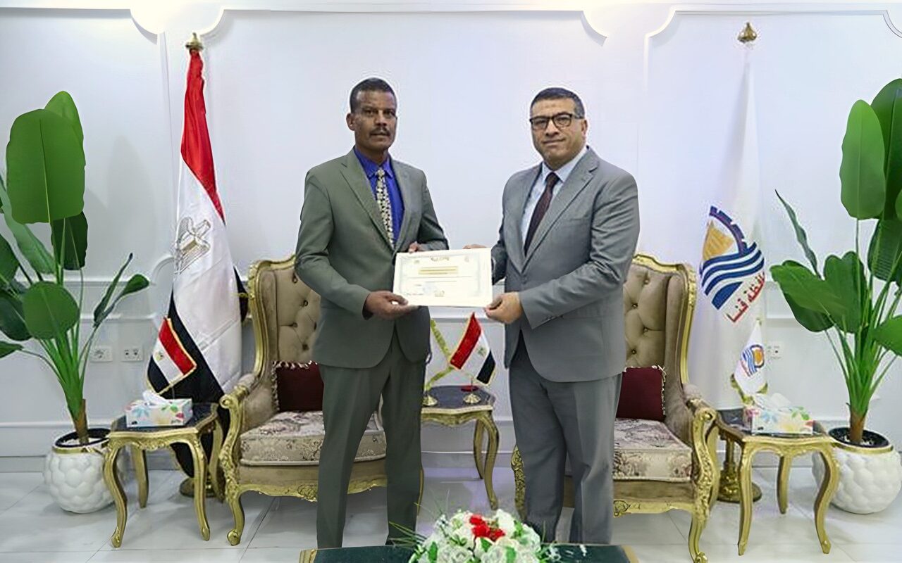 محافظ قنا يكرم مدير الزراعة تقديرًا لجهوده في إنجاح منظومة توزيع الأسمدة للمزارعين