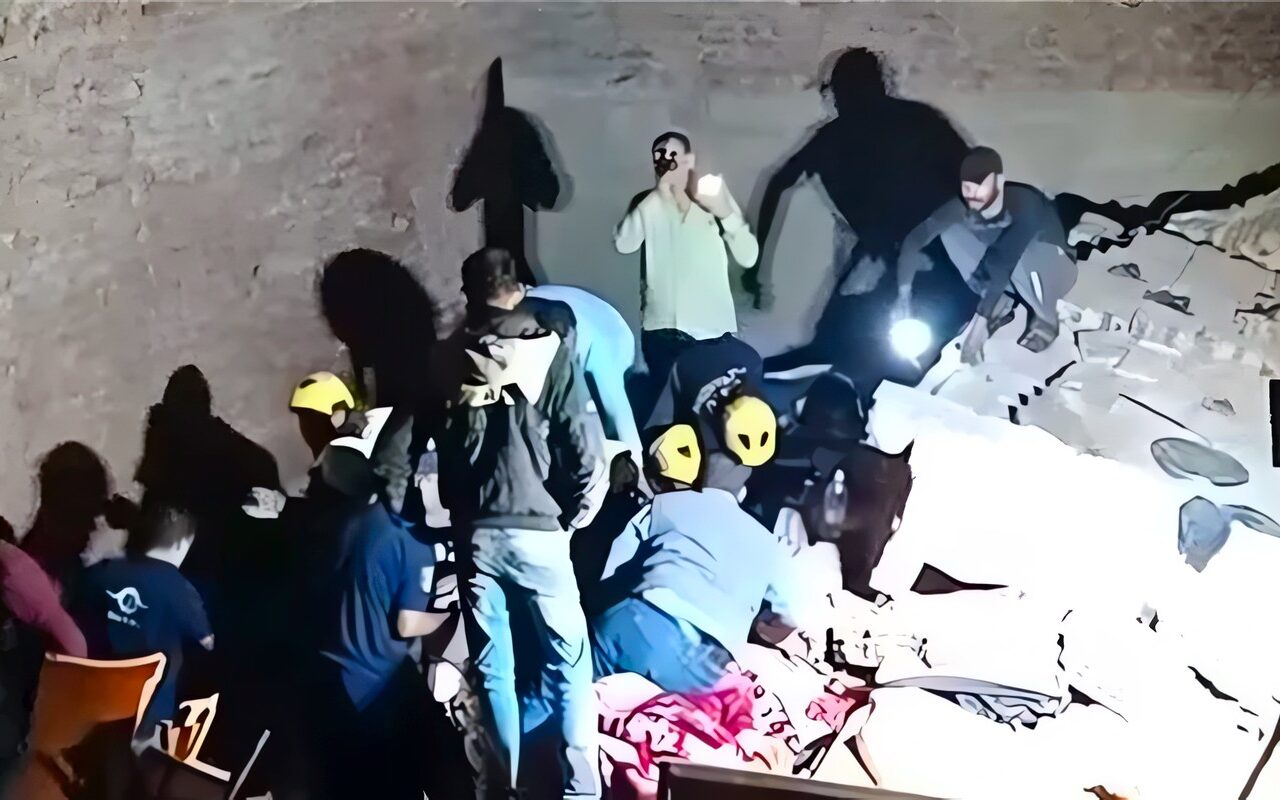 انتشال شخصين من أسفل عقار الإسكندرية المنهار (صور)