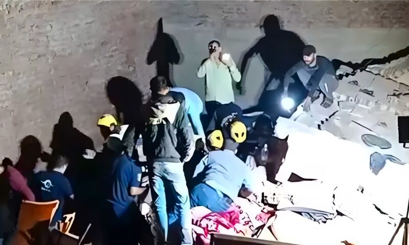 انتشال شخصين من أسفل عقار الإسكندرية المنهار (صور)