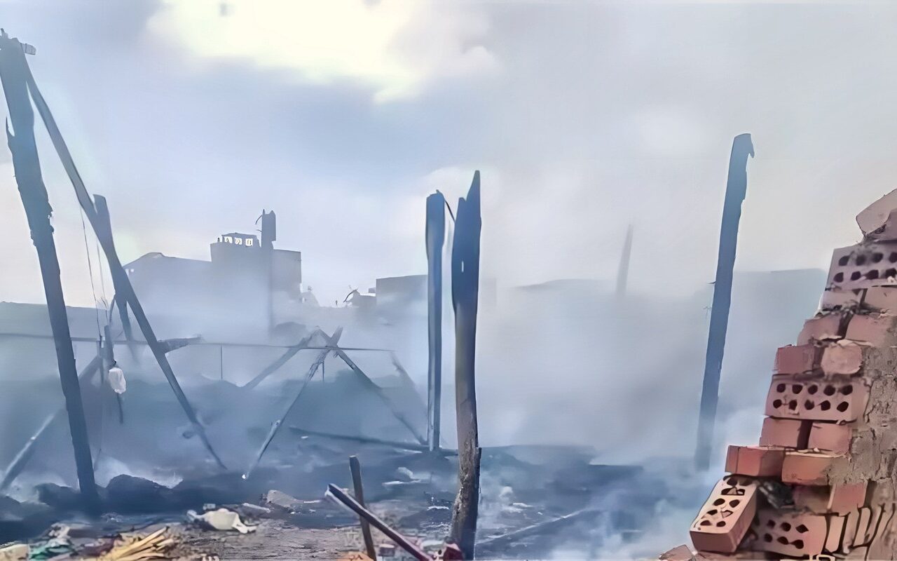 النيران التهمت مواشيه.. مواطن بالمنيا يستغيث «شقا عمري ضاع وهتحبس»