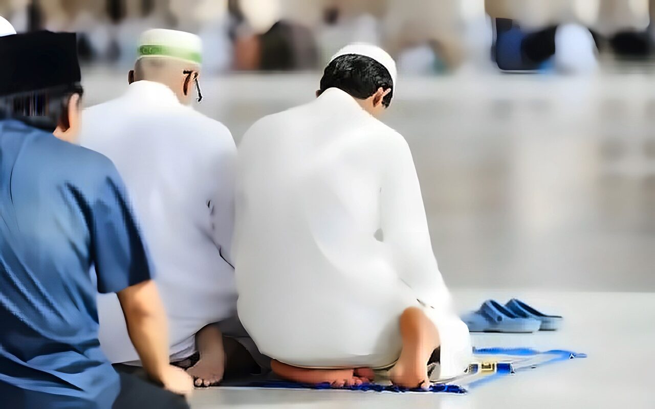 هل صلاة الجماعة واجبة على الرجال؟.. الإفتاء: سنة وتنعقد في المسجد أو البيت