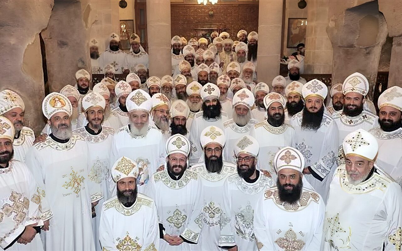 الأنبا مكاريوس يناقش مع كهنة بني مزار الفرق بين رجل الدين ورجل الله