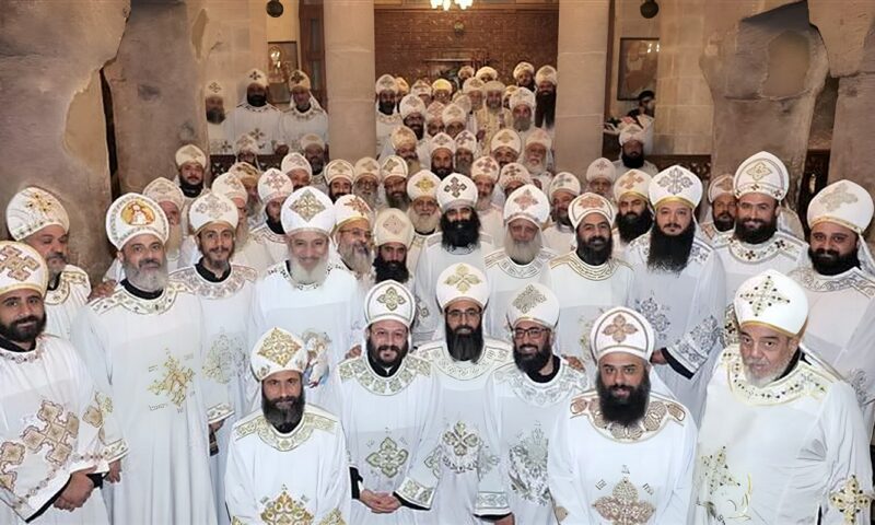 الأنبا مكاريوس يناقش مع كهنة بني مزار الفرق بين رجل الدين ورجل الله