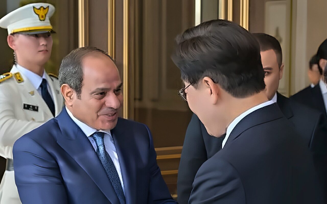 دراجة فاخرة ومرافقة جوية بـ “FA-50”.. كيف استقبلت كوريا الجنوبية الرئيس السيسي في سيول؟