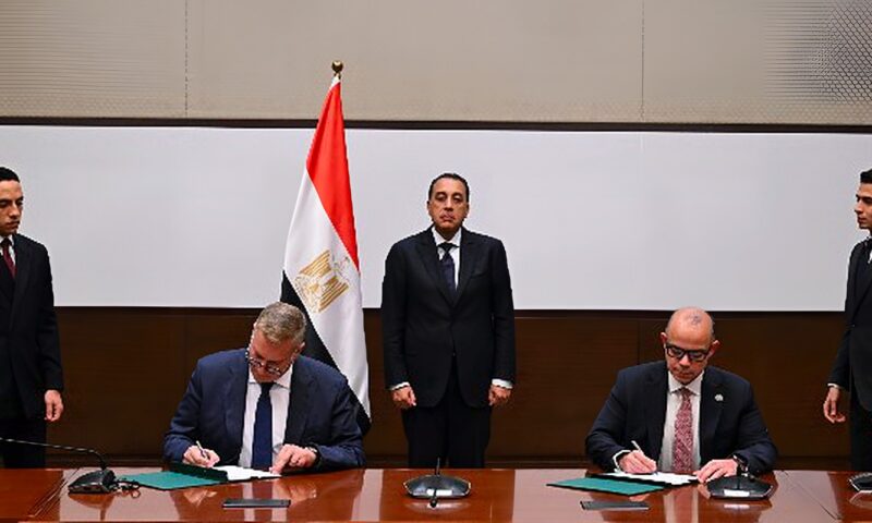 رئيس الوزراء يشهد توقيع بروتوكول تعاون بين البترول والاستثمار لتعزيز التكامل في الترويج للفرص الاستثمارية
