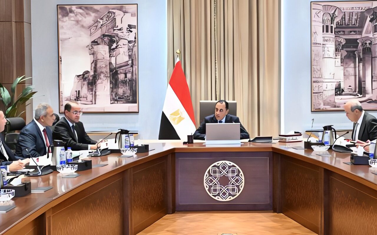 مدبولي يستعرض مقترحات تطوير مطار العاصمة الجديدة وإنشاء منطقة لوجستية استثمارية محيطة به