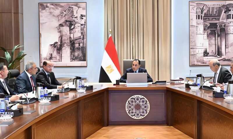 مدبولي يستعرض مقترحات تطوير مطار العاصمة الجديدة وإنشاء منطقة لوجستية استثمارية محيطة به