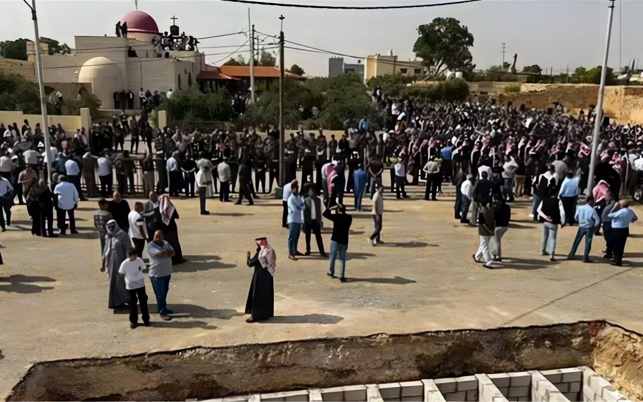 الأردنيون يودعون ضحايا هجوم كنيسة الكرك في جنازة مهيبة