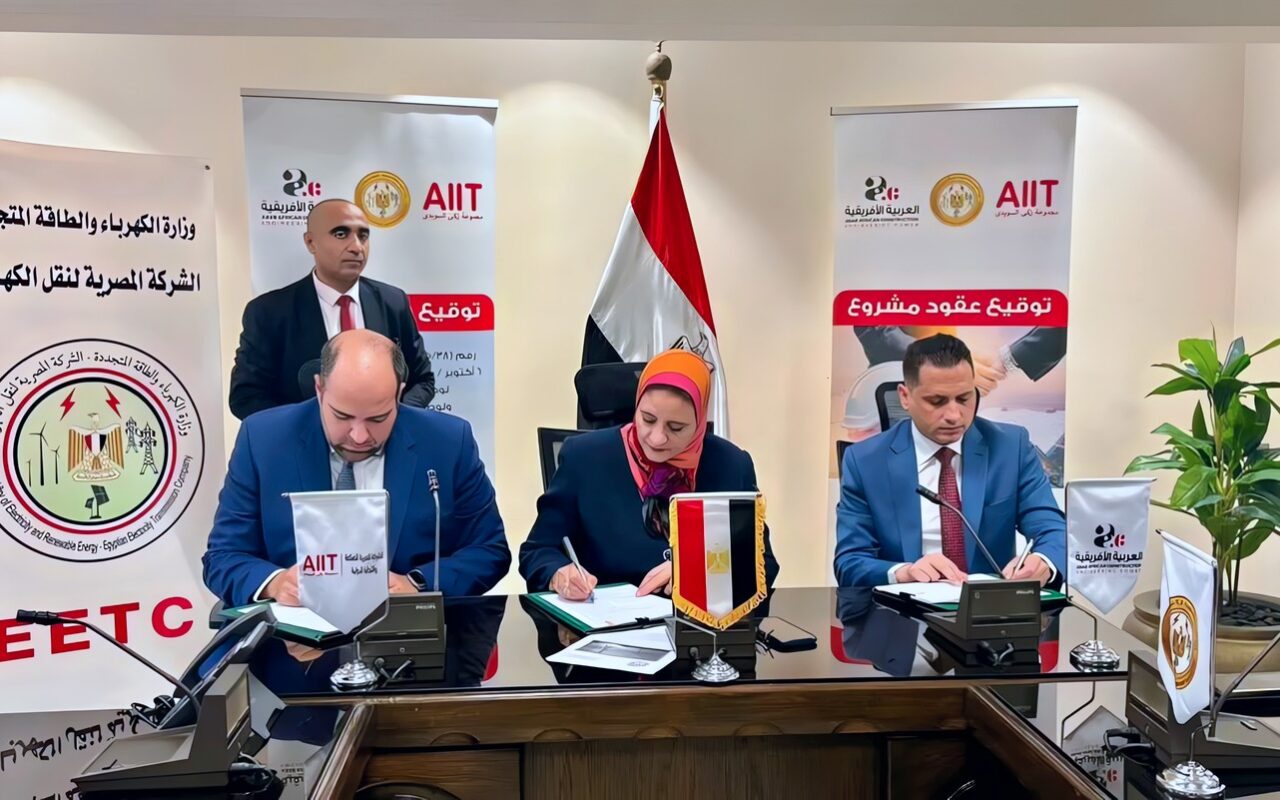 الكهرباء توقع عقدين لإنشاء خطوط نقل بجهد 500 كيلو فولت لدعم مشروعات الطاقة المتجددة