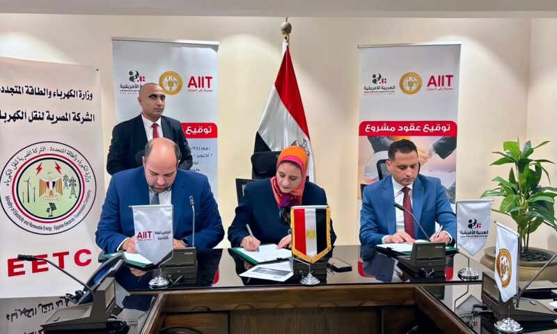 الكهرباء توقع عقدين لإنشاء خطوط نقل بجهد 500 كيلو فولت لدعم مشروعات الطاقة المتجددة