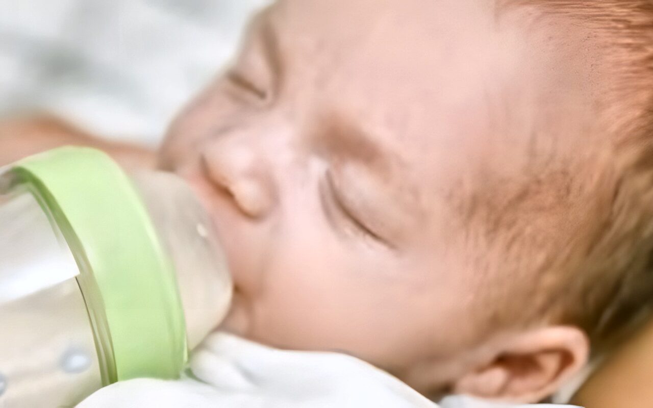 أضرار شرب الماء للرضع.. ماذا يحدث إذا تناوله قبل 6 أشهر