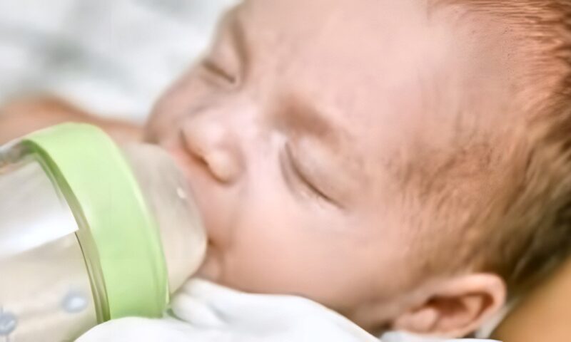 أضرار شرب الماء للرضع.. ماذا يحدث إذا تناوله قبل 6 أشهر