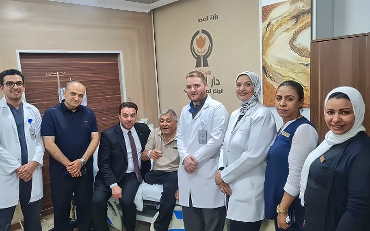 من غزة إلى دار الشفاء.. السفير الفلسطيني يطمئن على رحلة علاج الصحفي زكريا التلمس