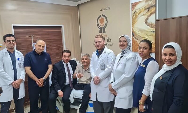من غزة إلى دار الشفاء.. السفير الفلسطيني يطمئن على رحلة علاج الصحفي زكريا التلمس