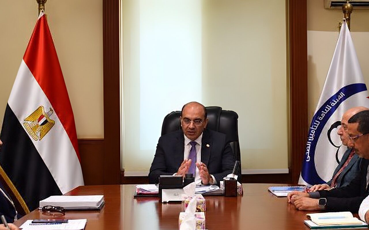 الإجتماع العاصف .. رئيس هيئة التأمين الصحي الجديد لقيادات الهيئة خدمات المواطن علي رأس الأولويات