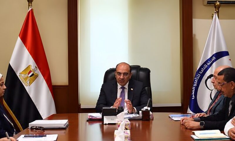 الإجتماع العاصف .. رئيس هيئة التأمين الصحي الجديد لقيادات الهيئة خدمات المواطن علي رأس الأولويات