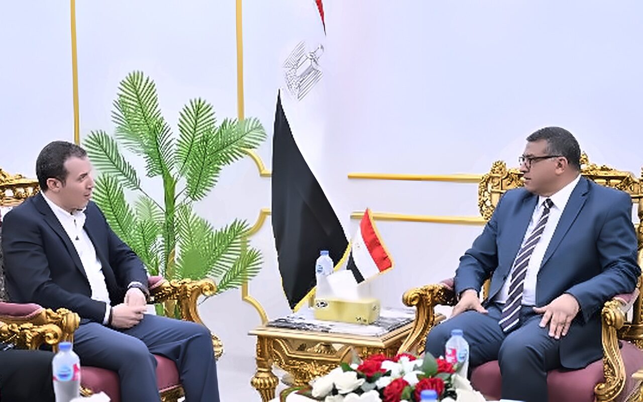 محافظ قنا يبحث مع رئيس هيئة الإسعاف سبل التعاون المشترك والارتقاء بالخدمات الطبية