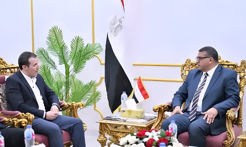 محافظ قنا يبحث مع رئيس هيئة الإسعاف سبل التعاون المشترك والارتقاء بالخدمات الطبية