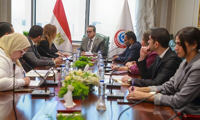 وزير الصحة يبحث مع وفد جامعة الدول العربية تعزيز التعاون الطبي المشترك