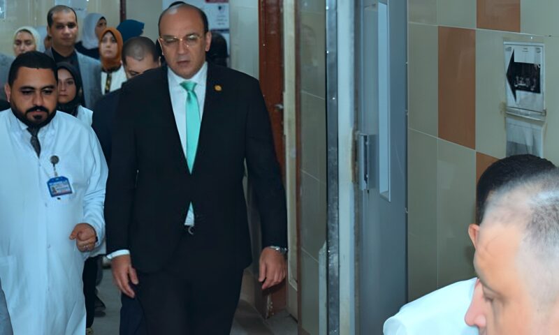 رئيس هيئة التأمين الصحي يتفقد مستشفى المقطم ويتابع جاهزية وحدات الغسيل الكلوي
