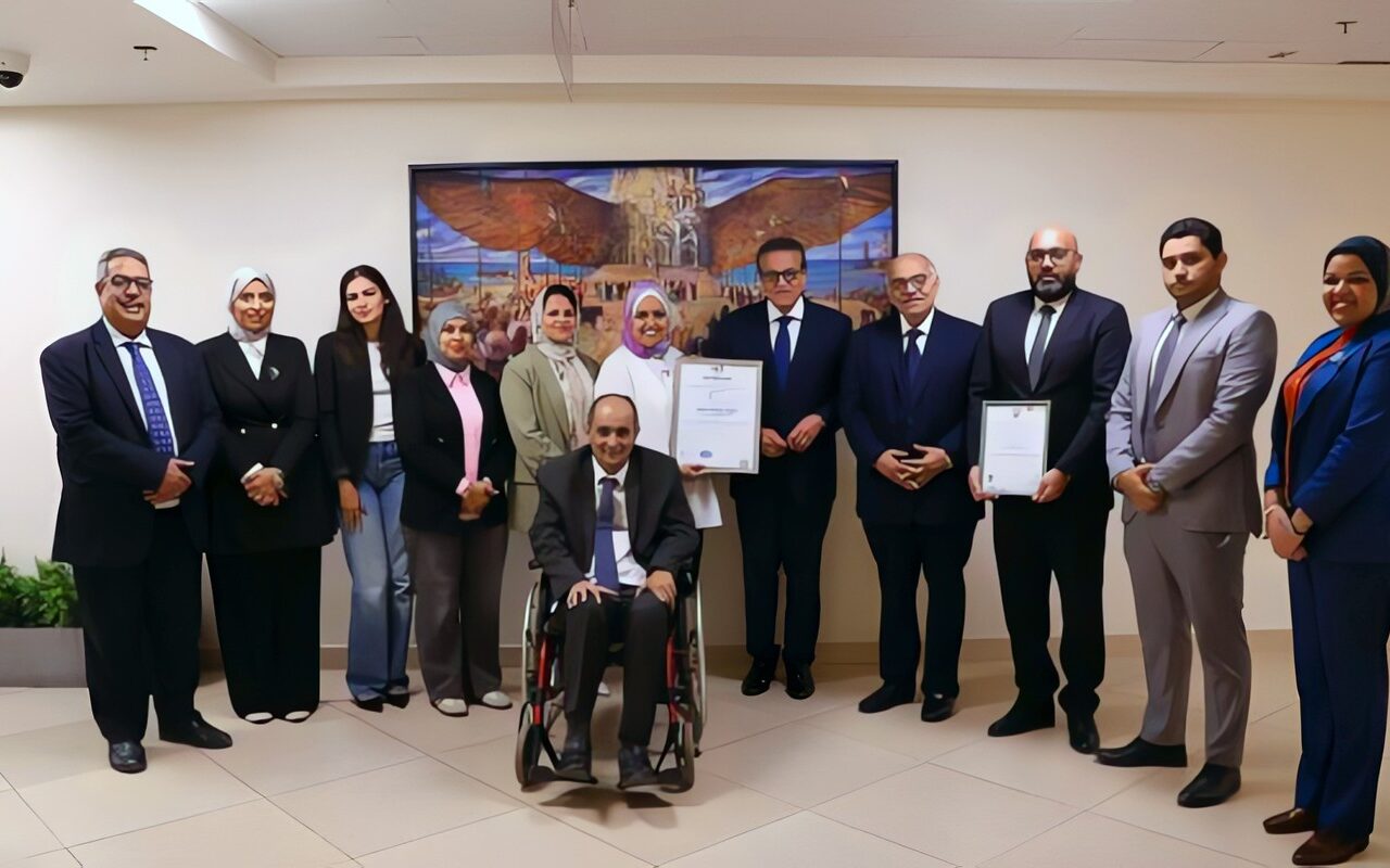 وزير الصحة يتسلم شهادتي “الأيزو” لنظام إدارة الشكاوى ورضاء المنتفعين بالإدارة المركزية للطوارئ والرعايات الحرجة