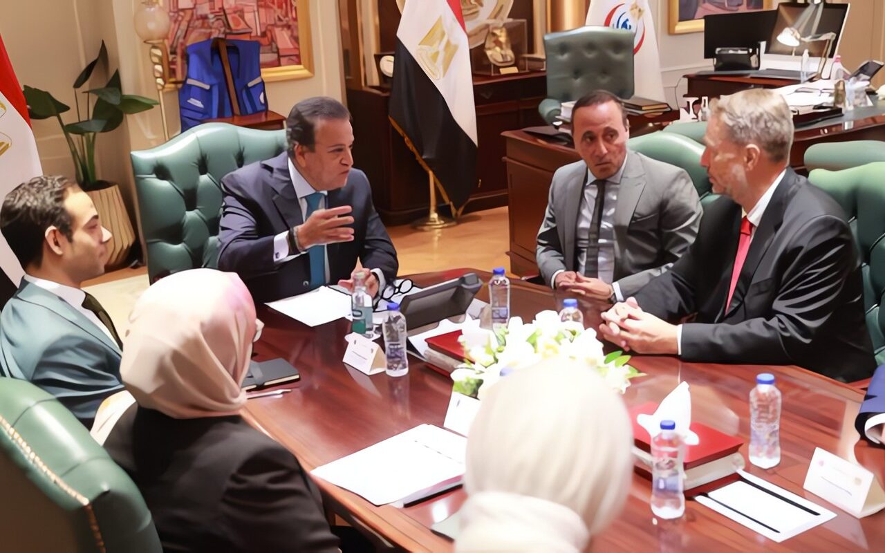 وزير الصحة يبحث تعزيز التعاون والتوسع في الفرص الاستثمارية بقطاع الدواء