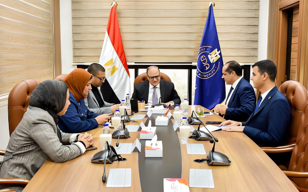 رئيس هيئة الدواء يبحث مع شركة المهن الطبية آليات توافر المستحضرات الدوائية