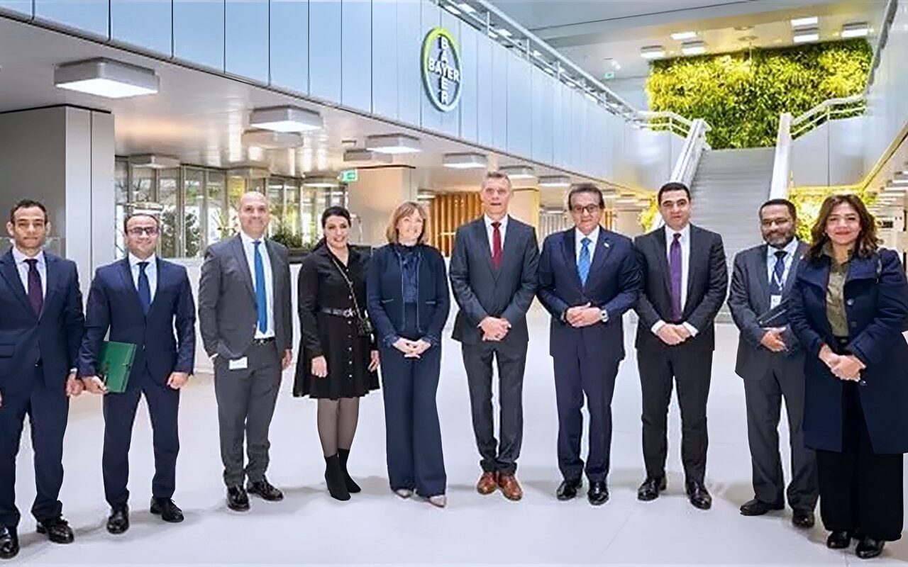 وزير الصحة يزور مقر «باير» الألمانية لبحث تعزيز التعاون الصحي وتوطين الصناعة على هامش قمة برلين