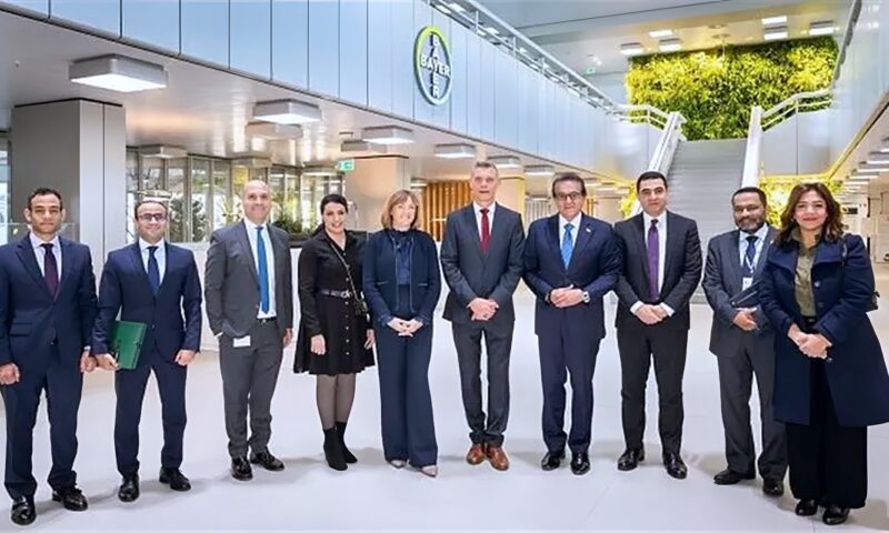 وزير الصحة يزور مقر «باير» الألمانية لبحث تعزيز التعاون الصحي وتوطين الصناعة على هامش قمة برلين