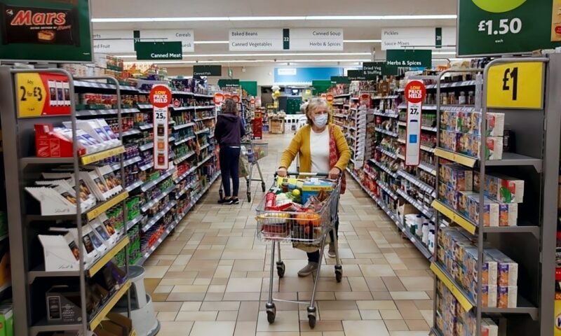 ثقة المستهلك في بريطانيا تهبط لأدنى مستوى منذ أكثر من 3 سنوات