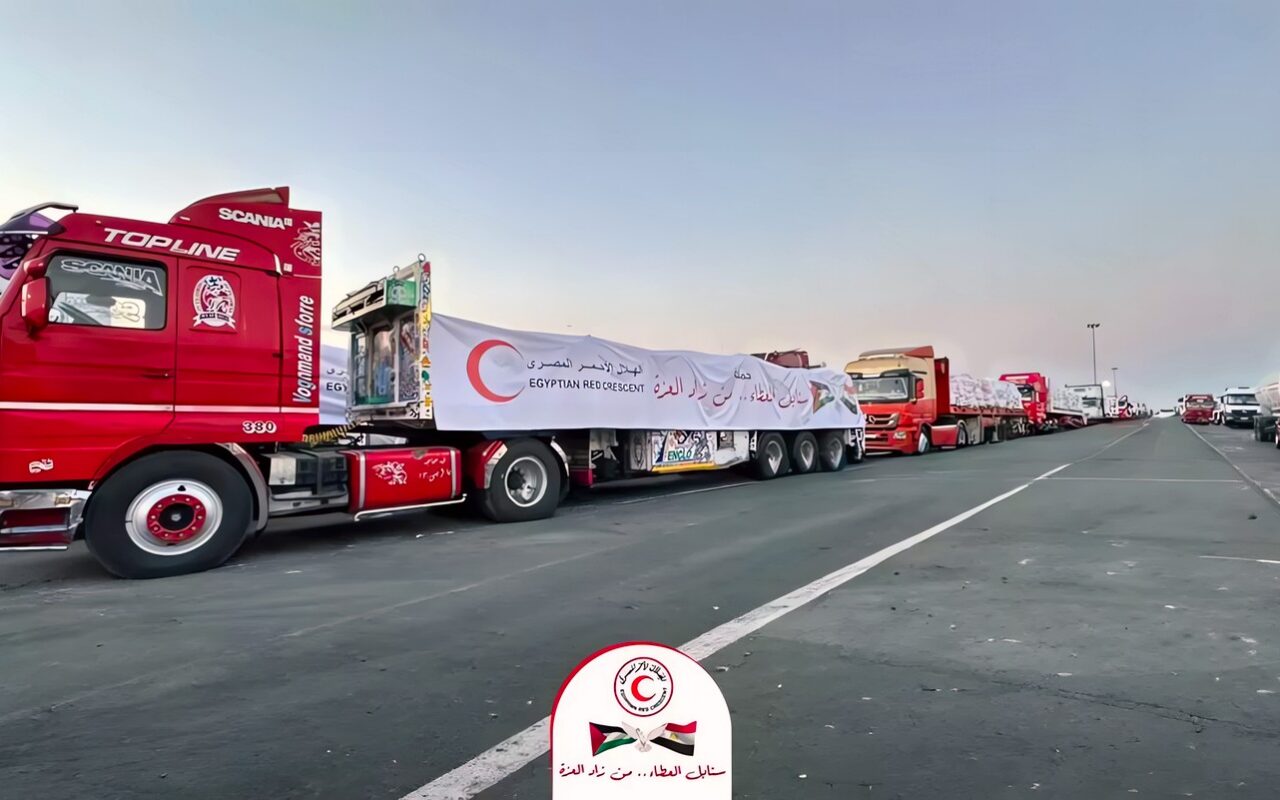 الهلال الأحمر المصري يدفع بـ 1620 طنًا من الدقيق والسلال الغذائية إلى غزة