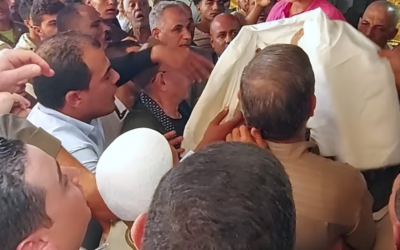الكفن ينهي الخلاف بين عائلتي دعبس والمريجي بقرية الدير في طوخ.. صلح بعد واقعة أودت بحياة شخص
