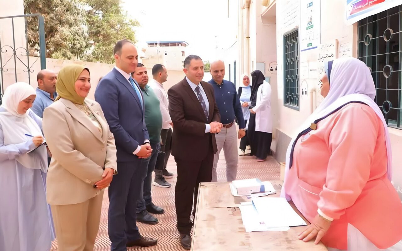 محافظ دمياط يتفقد وحدة طب الأسرة بقرية العطوي